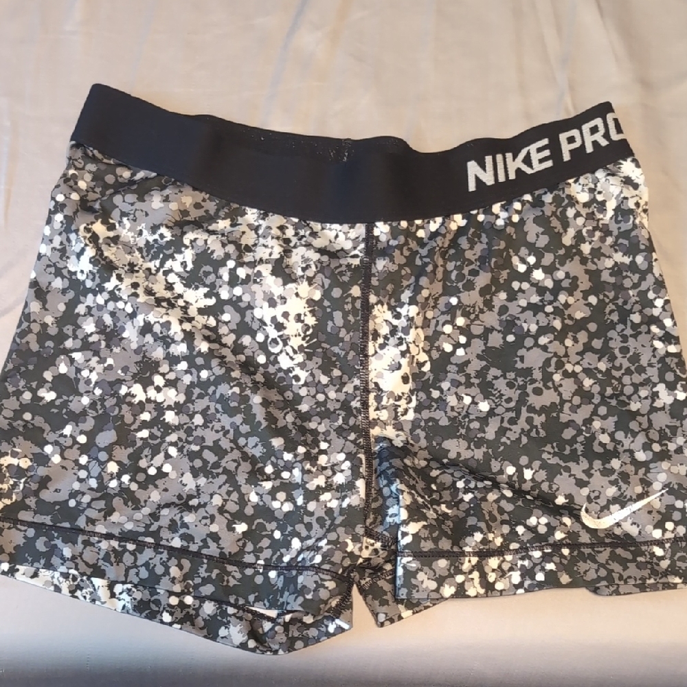 Nike Pro Women's Black and Gray Patterned Shorts